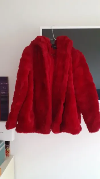 Manteau en fourrure rouge