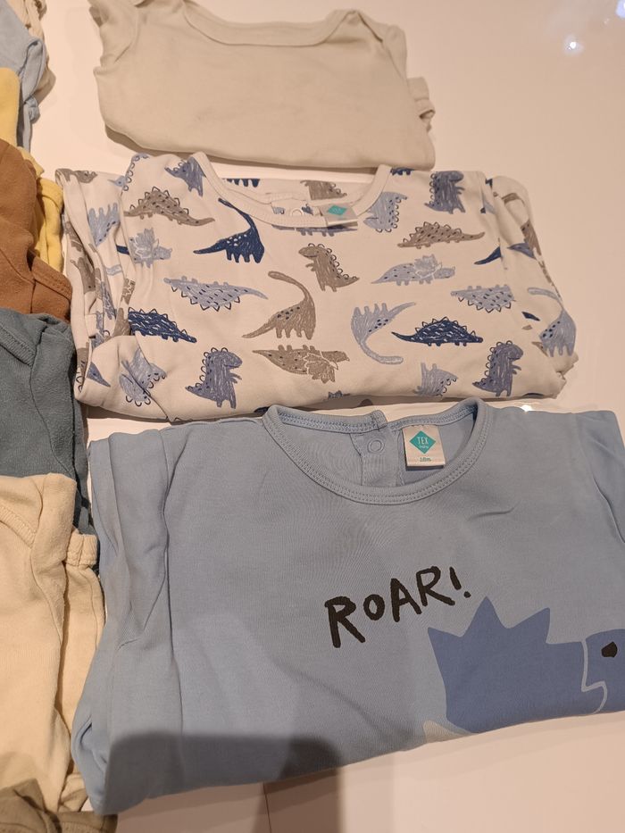 Lot pyjamas et bodys 12 mois - photo numéro 3