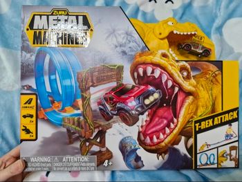 circuit T-Rex Attack de la marque Zuru Metal Machines avec sa voiture.