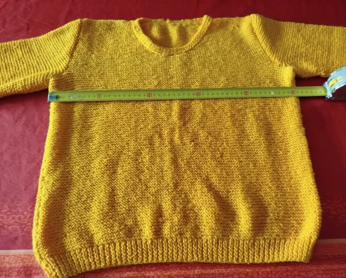 Pull tricoté main jaune - photo numéro 3
