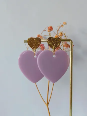 Boucles d'oreilles pendantes double coeur lilas doré
