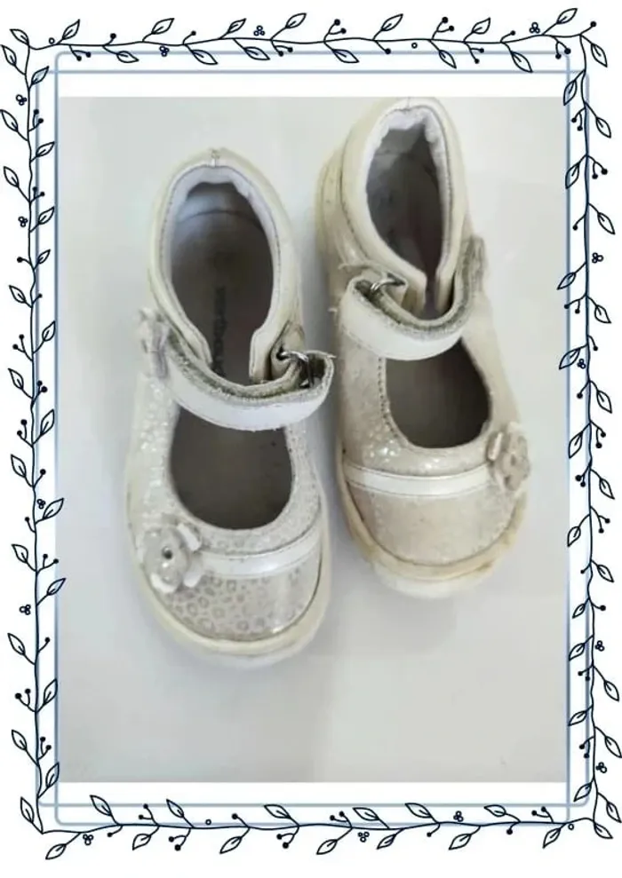 chaussures vertbaudet enfant, taille 24, quelques tâches - photo numéro 2