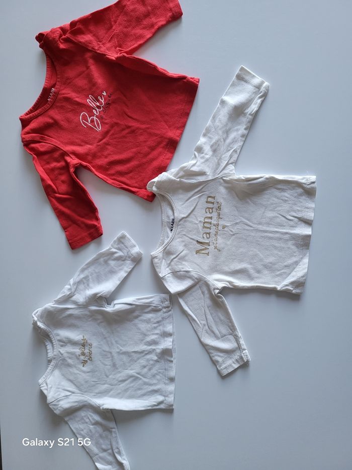 👕 Lot 3 hauts manches longues bébé – Kiabi – 1 mois1 haut rouge "Belle à croquer"
1 haut blanc "Maman je t’aime plus que tout" (écriture dorée ✨)
1 haut blanc "Jolie chérie" (écriture dorée ✨)
Taille 1 mois
Marque Kiabi