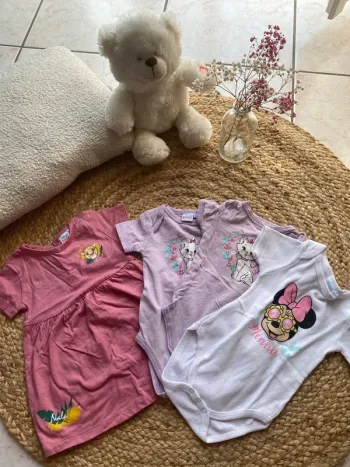 Lot Disney robe et 3 bodies