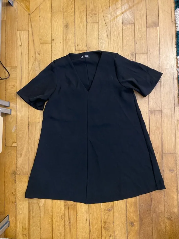 Petite robe noire manches courtes
