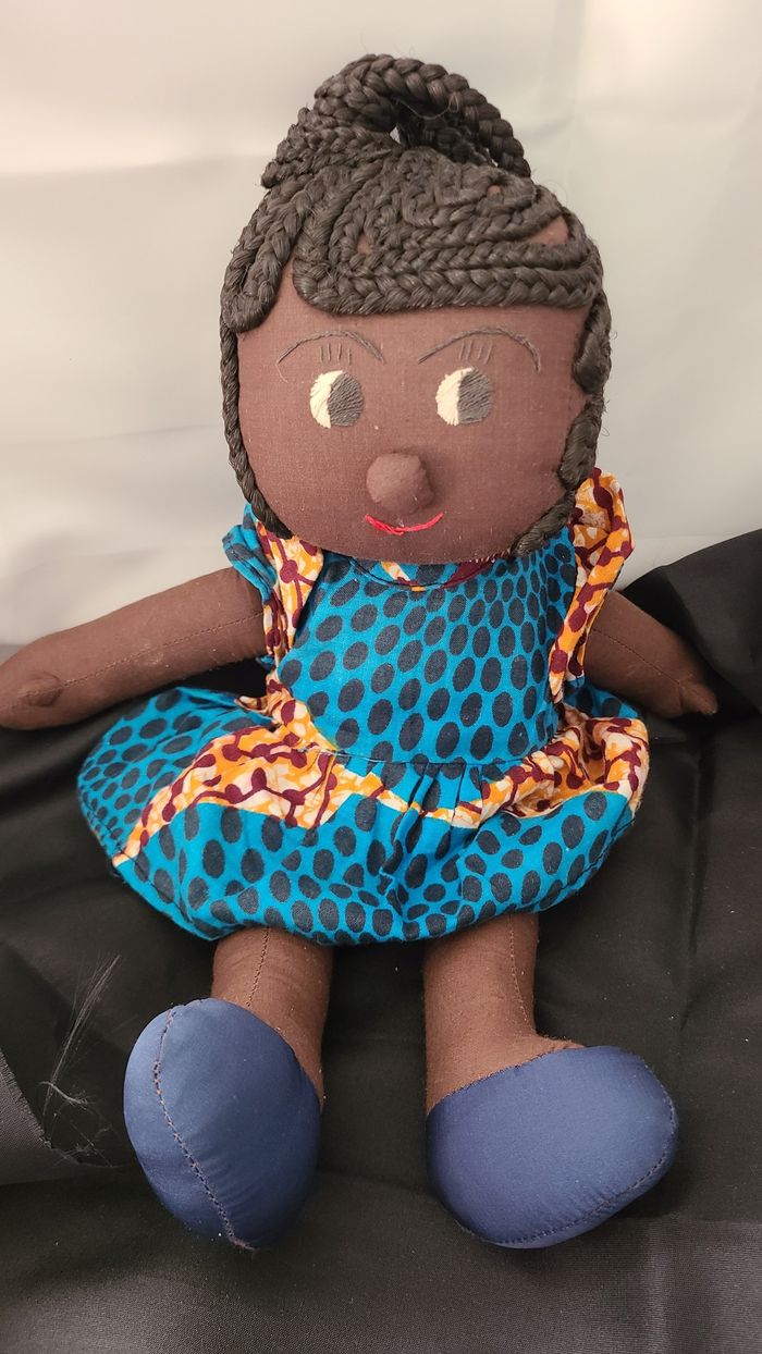 Belle poupée de chiffon à la peau foncée tressée à la main