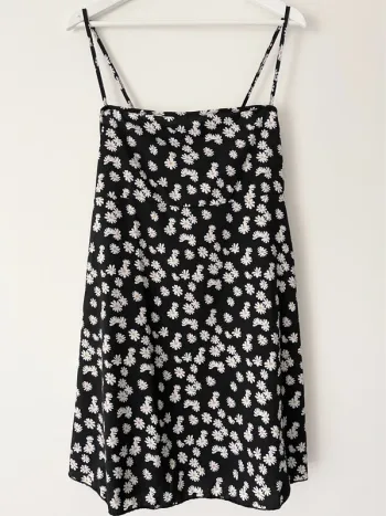Petite robe noire avec motif marguerites 🌼