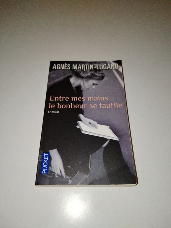 Livre "entre mes mains le bonheur se faufile" de Agnès Martin-Lugand