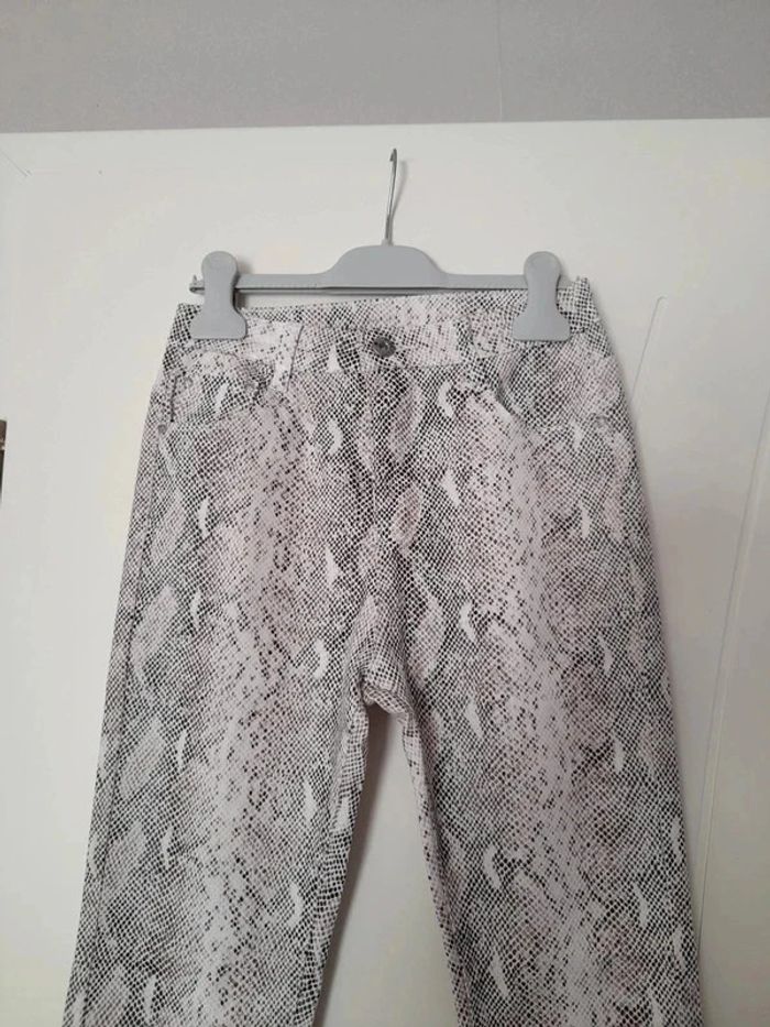 Pantalon slim blanc motifs écailles serpent. T.34 - photo numéro 4