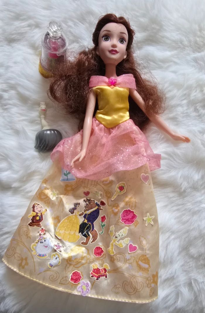 Poupée disney  belle de la belle et la bête en très bon état