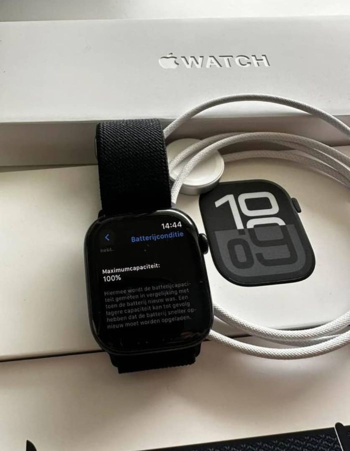 Apple Watch Series 10 2025 GPS + Cellular 46 mm Noir de jais - photo numéro 4