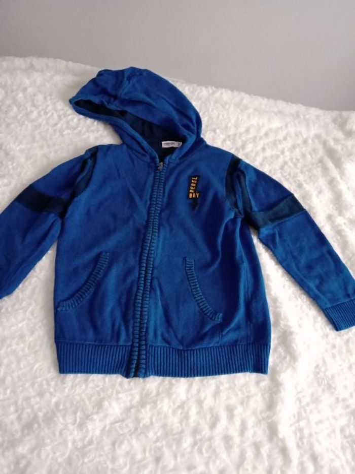 Gilet bleu à capuche zippé