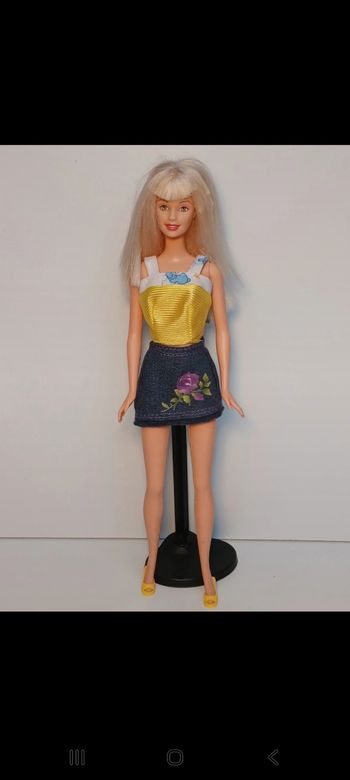 Poupée  barbie mattel ensemble bleu et jaune   tête 1998 corp 1999.
Poupée et ensemble compris
