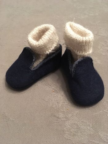 Chaussettes-chaussons en feutrine. 0-3 mois