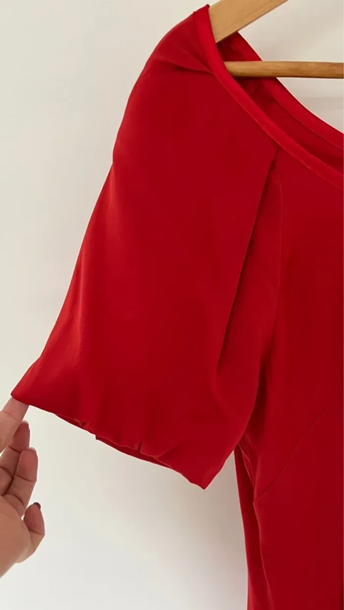 Chemisier rouge satiné décolleté épaule tombante - photo numéro 3