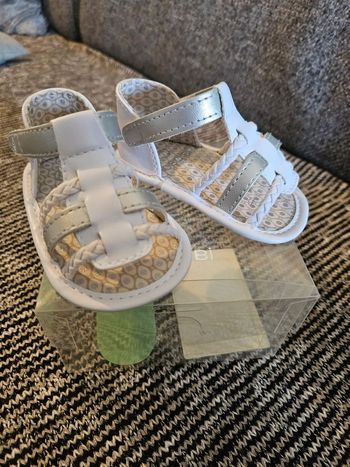 Sandales bébé neuf