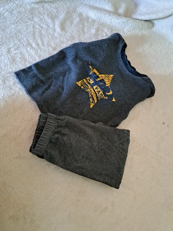 Pyjamas 4 ans avec un petit trous sur le pantalon