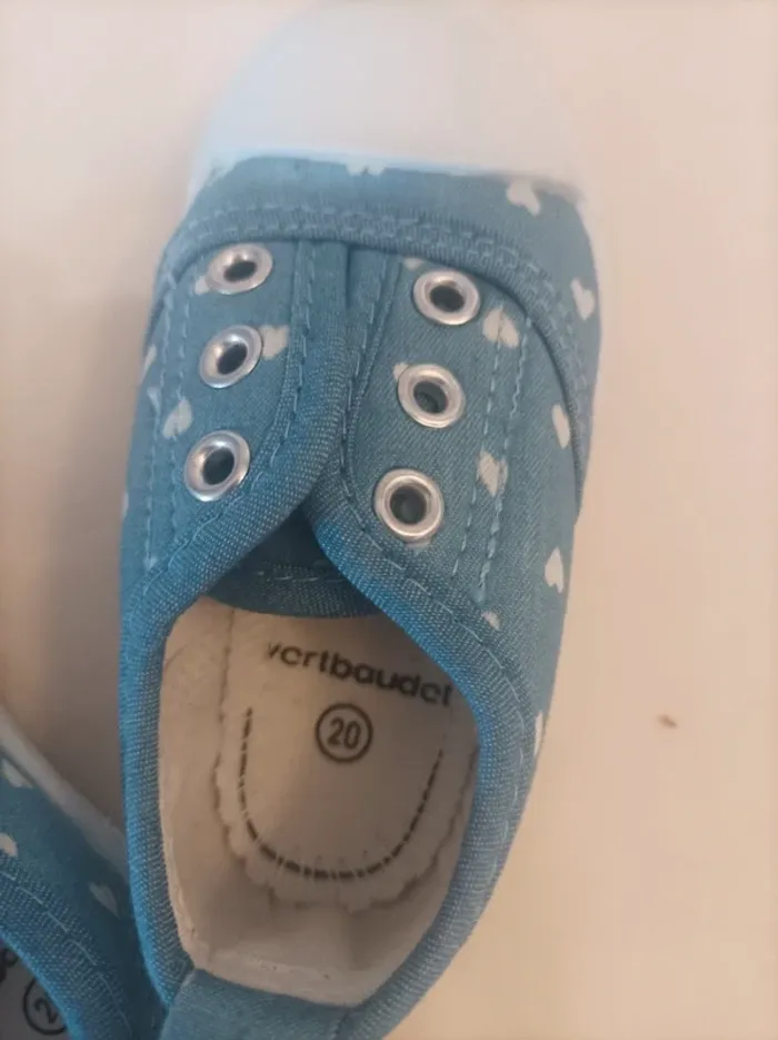 Chaussures en toile bleu avec coeurs blancs Vertbaudet neuves fille pointure 20 - photo numéro 2