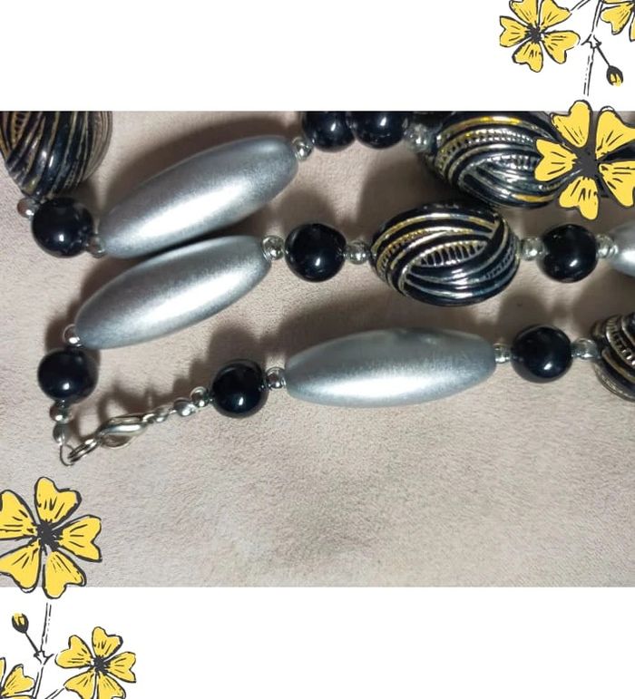 Collier long perles argentées et noires sculptées – Fantaisie élégante - photo numéro 6