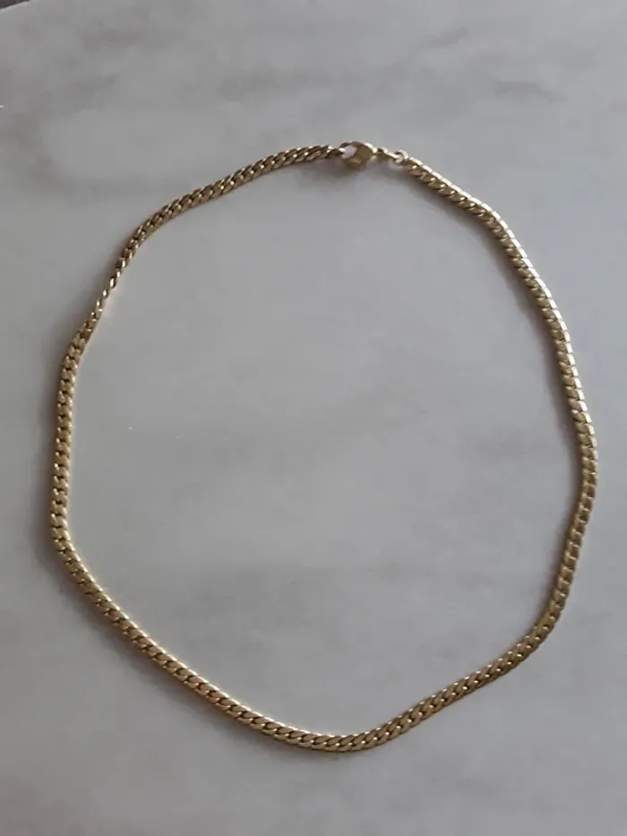 Chaine plaquée or poinçonnée.
