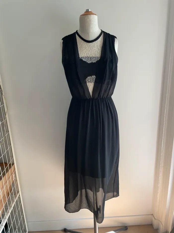 Robe noire dentelle blanche Sandro T.1 - photo numéro 2