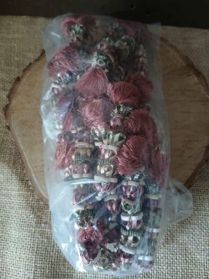Lot de 24 pompons guipure a coudre ou autre bordeaux crème vert - photo numéro 7