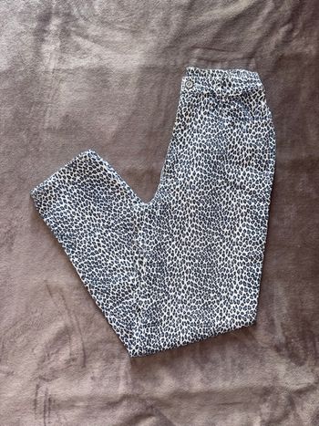 Jean femme taille S motif léopard en très bon état.