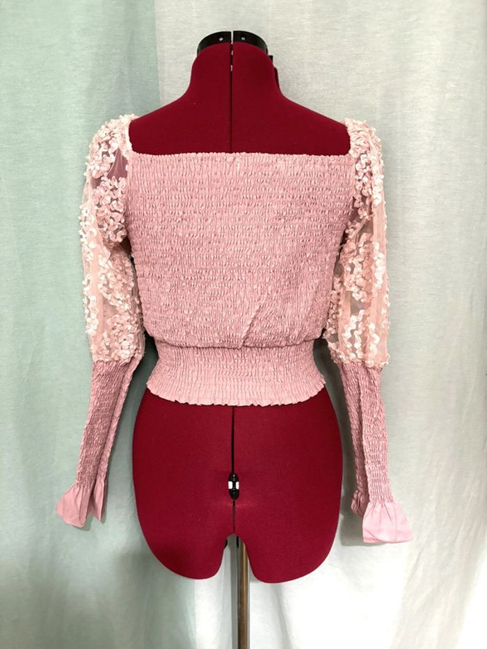 Petit haut rose avec fleurs cousues, resseré à la taille et aux poignets S/M - photo numéro 2