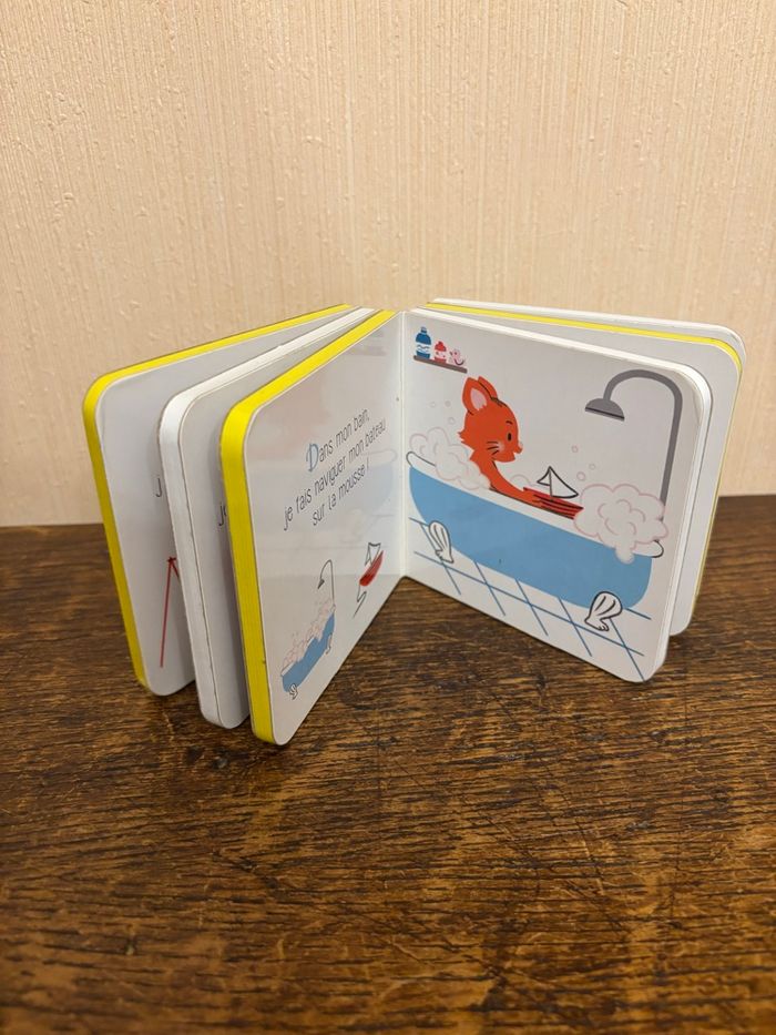 lot pour bébé  : Culbuto, musical, doudou marionnette et livre - photo numéro 10