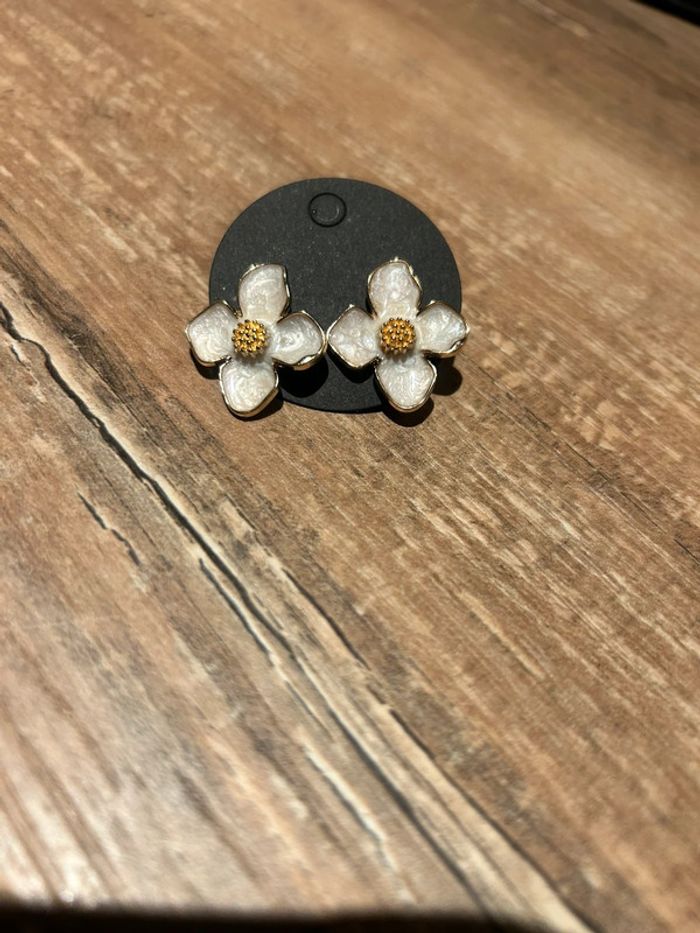 Boucles d’oreilles fleurs blanches neuve