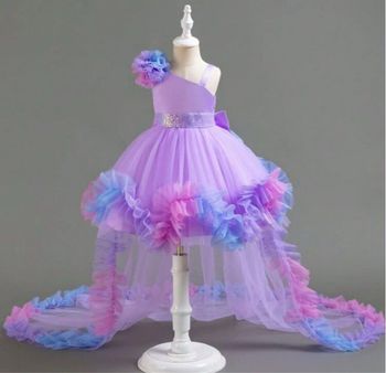 À vendre robe d’anniversaire mariage baptême (événement) Robe avec traîne qui ce détache (18-24 mois) Chaussette fin (1-2 ans) Chaussure ouverte (T.20) 2 pinces épingle Le tout à 30