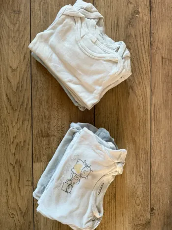 11 bodies taille 9mois