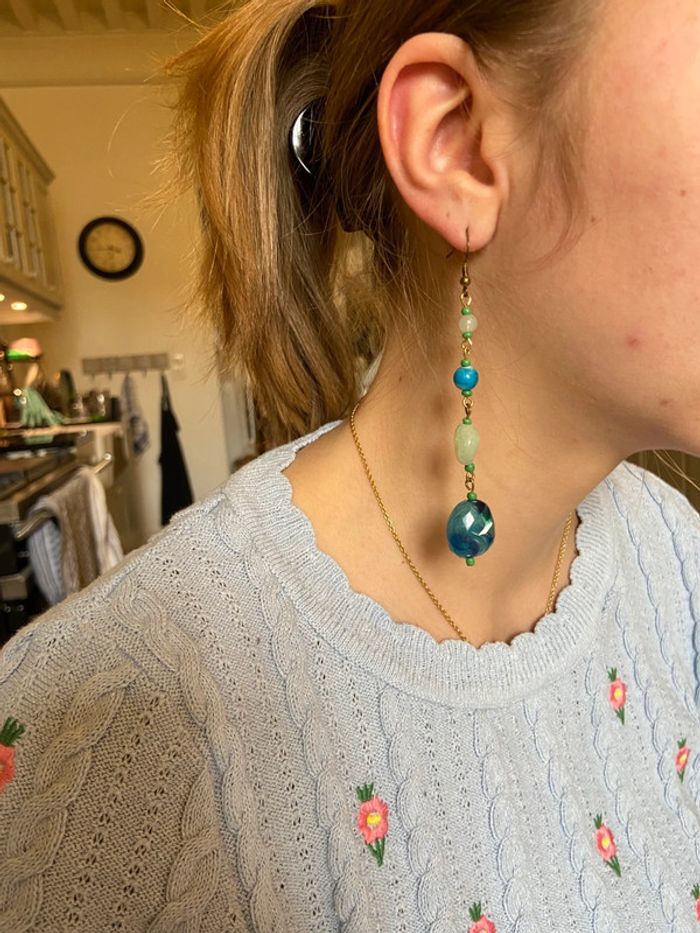 Paire de longues boucles d’oreilles pendantes perles bleues et vertes - photo numéro 2