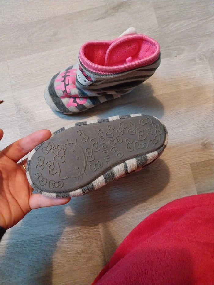 Chaussons hello kitty 24 très bon état - photo numéro 3