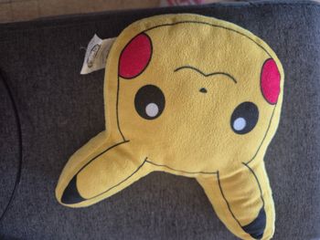 Peluche pikachu
