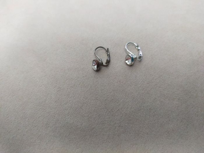 Boucles d’oreilles dormeuses argentées avec strass cristal - photo numéro 4