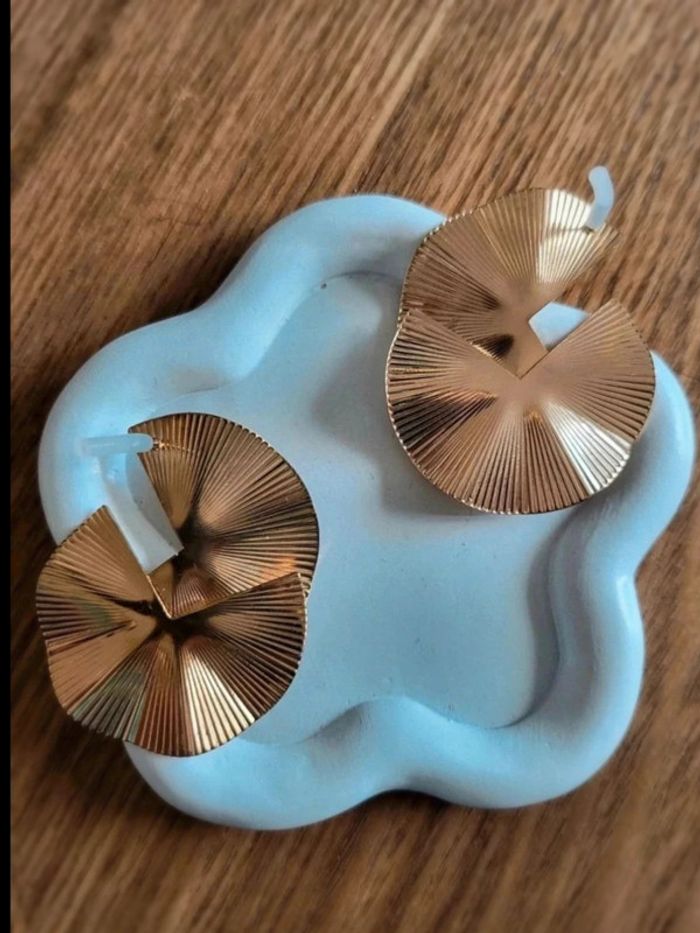 Boucles d’oreilles dorées design – forme éventail plissé – style géométrique chic et moderne - photo numéro 4