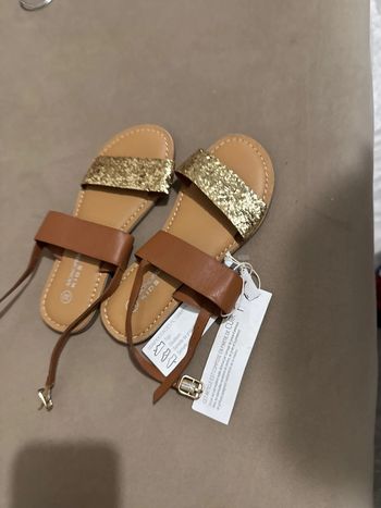 Très jolie sandale neuve Monoprix kids taille 32