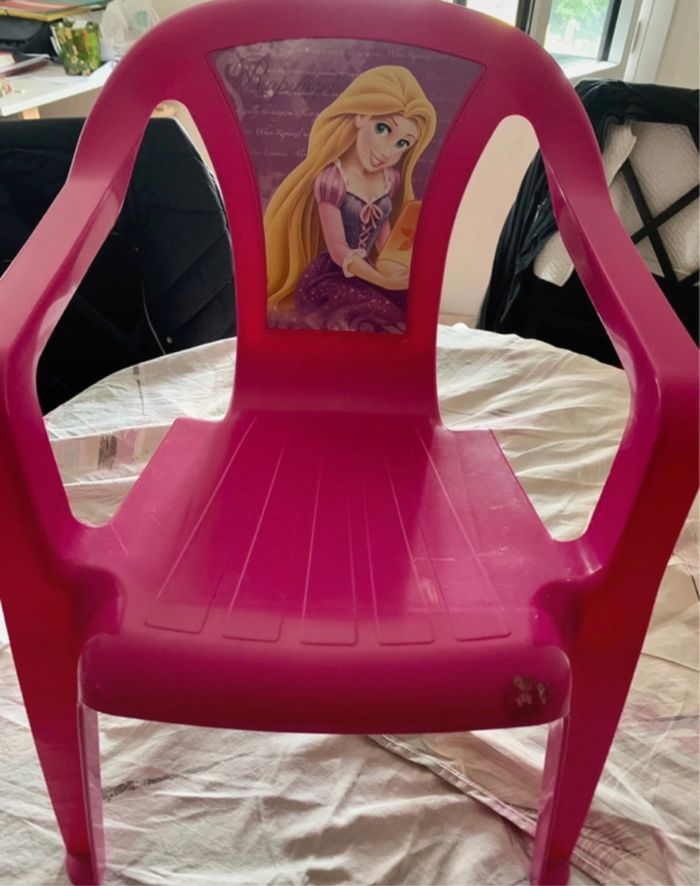 Chaise plastique fille