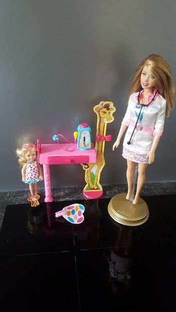 Barbie pédiatre coffret très bon état.