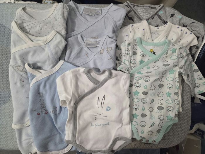 Lot de 9 bodies 1mois