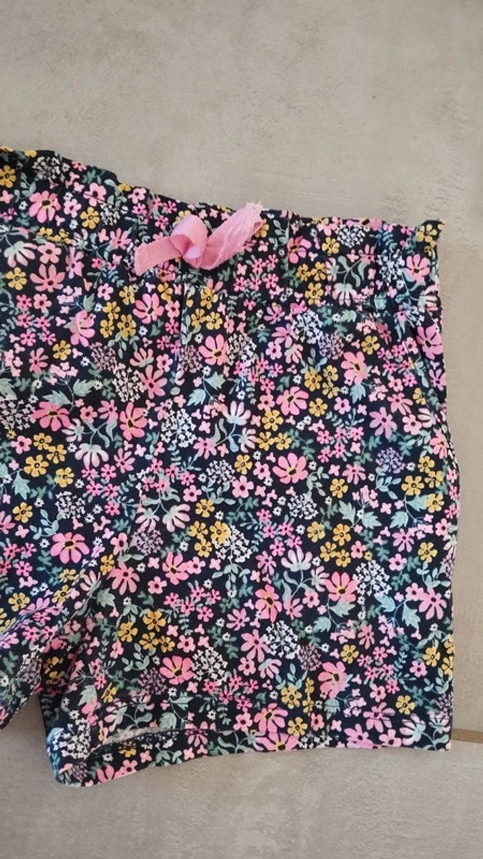 Short fleuris h&m taille 6/8 ans fille - photo numéro 4
