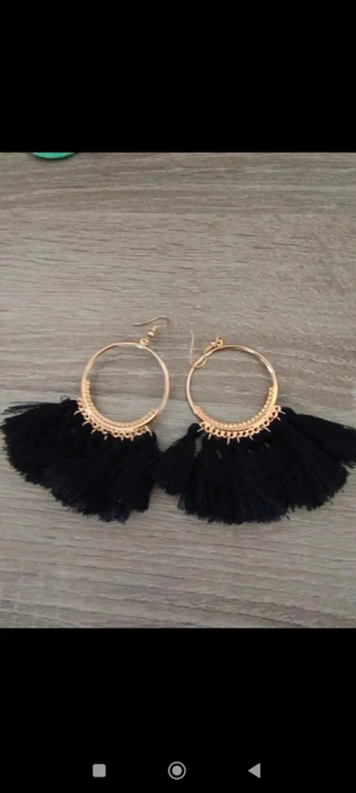 Boucles d'oreilles à pompons noirs