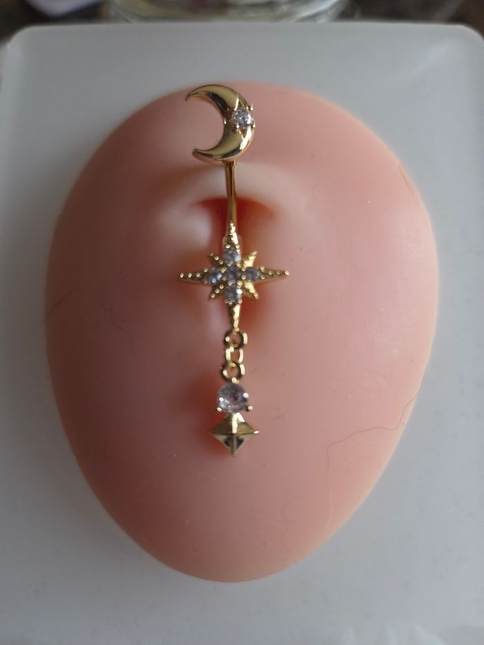 Piercing nombril abeille butineuse - photo numéro 4