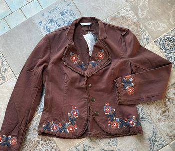 Veste cintrée  Promod  - taille 42 - jolies broderies.