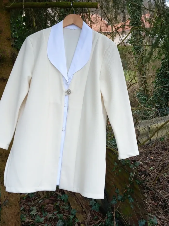 Belle veste habille avec une fausse chemise beige, sans etiquette - photo numéro 3