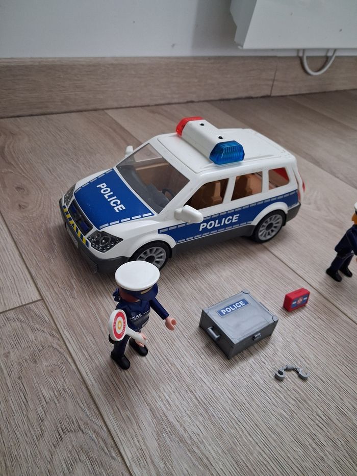 Voiture de police avec sirène et gyrophare - photo numéro 2