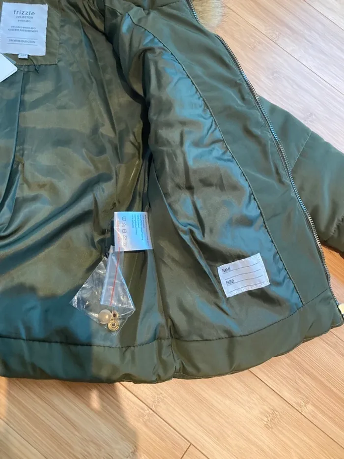 6 ans - Veste doudoune toute neuve avec étiquette - taille bien correctement - photo numéro 7