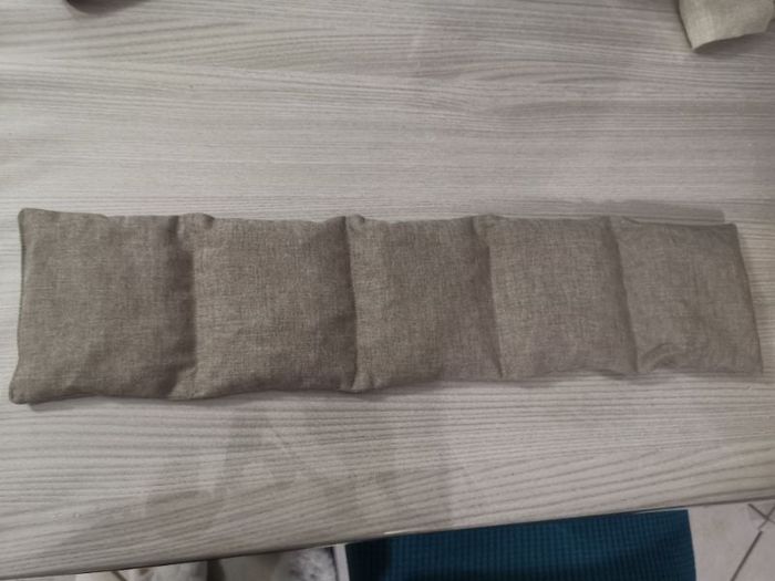 Bouillotte sèche faite main avec des noyaux de cerises