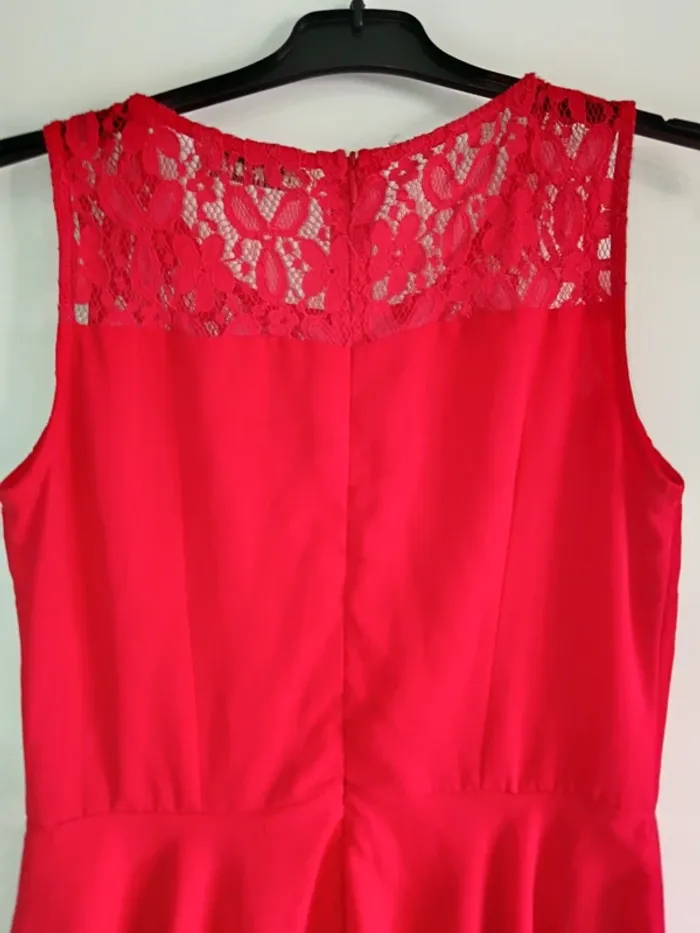 Robe rouge élégante avec dentelle et fermeture éclaire Taille S - photo numéro 3